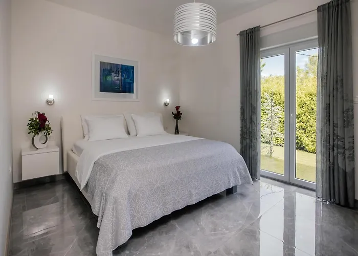 In Near Blue & Red Lakes فيلة إيموتسكي