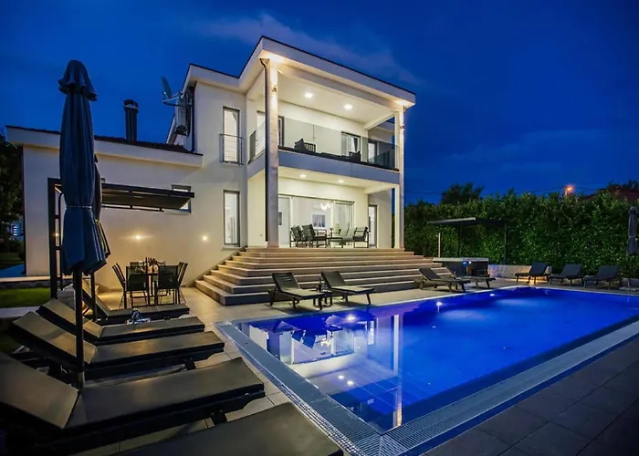 فيلة In Near Blue & Red Lakes إيموتسكي