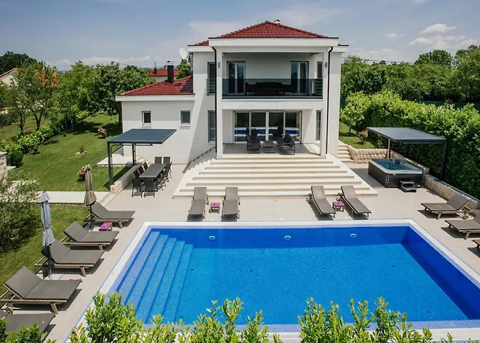 فيلة In Near Blue & Red Lakes *