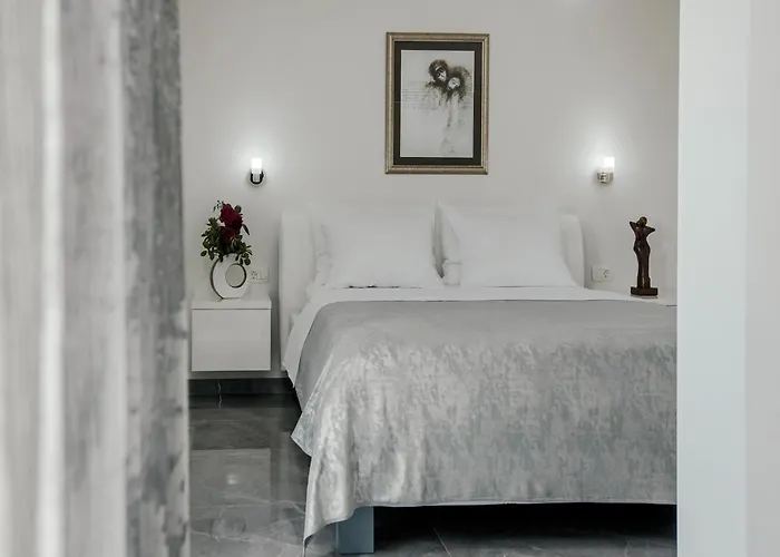 In Near Blue & Red Lakes إيموتسكي