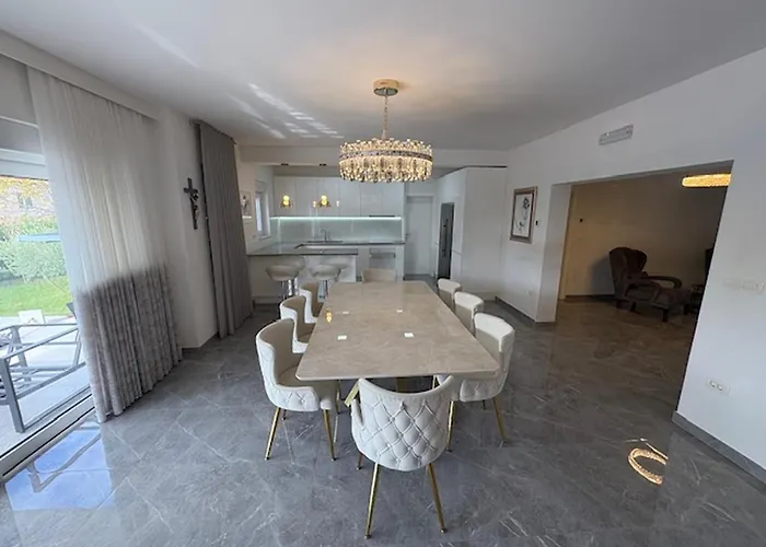 In Near Blue & Red Lakes إيموتسكي