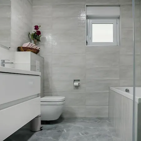 Modern With Pool And Bubble Bath * Imotski
