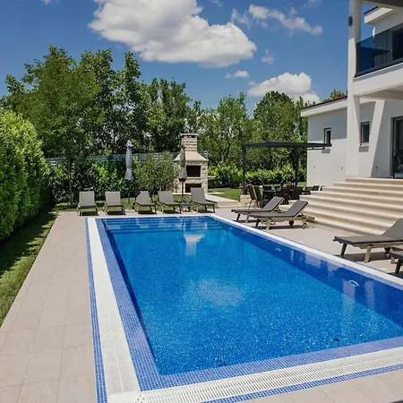 Modern With Pool And Bubble Bath