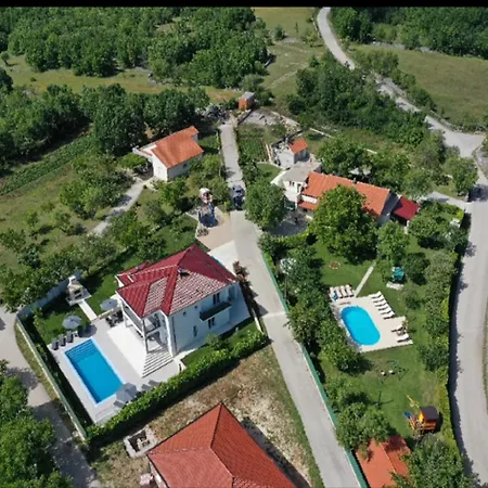 In Near Blue & Red Lakes Villa *