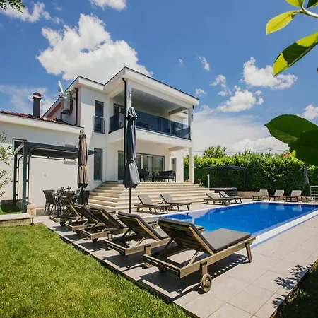 Villa In Near Blue & Red Lakes *