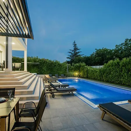 In Near Blue & Red Lakes Villa