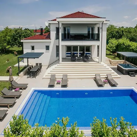 Villa In Near Blue & Red Lakes *