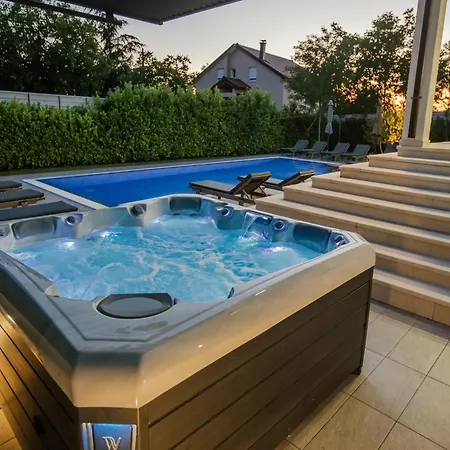 Villa In Near Blue & Red Lakes *