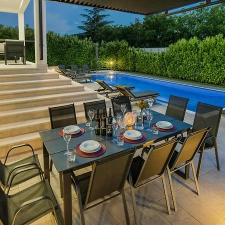 Villa Modern With Pool And Bubble Bath