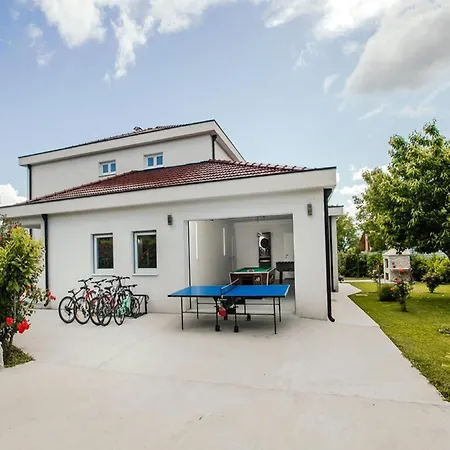 In Near Blue & Red Lakes Villa *